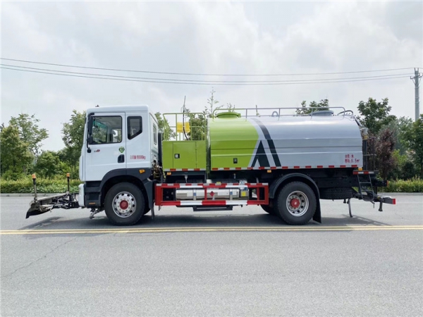 国六东风D9 9方路面清洗车