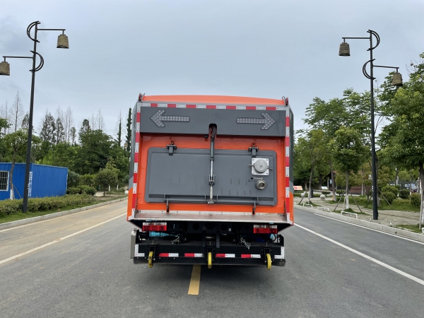 东风D9干湿两用扫路车 东风D9干湿两用扫路车