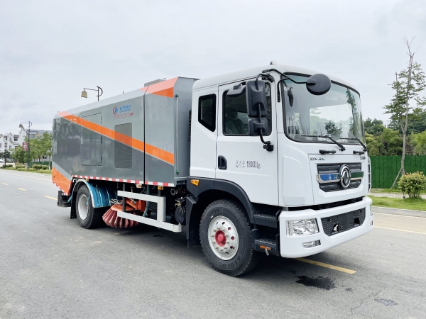 东风D9干湿两用扫路车 东风D9干湿两用扫路车