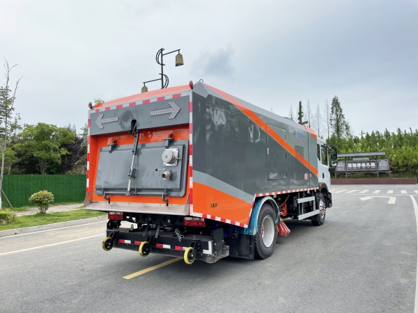 东风D9干湿两用扫路车 东风D9干湿两用扫路车